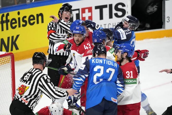 Finci in Čehi so odigrali trdo tekmo. FOTO: Ints Kalnins/Reuters
