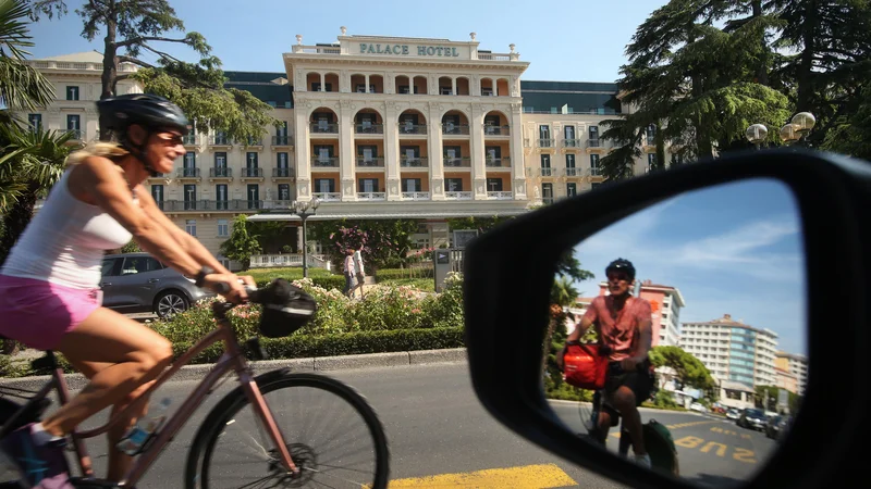 Fotografija: Z uporabo asistenčnega sistema za nadzor mrtvega kota se zmanjša možnost za odvzem prednosti. FOTO: Jure Eržen/Delo