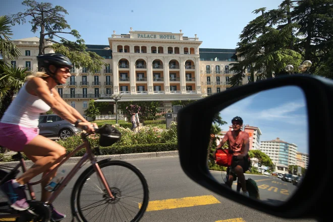 Z uporabo asistenčnega sistema za nadzor mrtvega kota se zmanjša možnost za odvzem prednosti. FOTO: Jure Eržen/Delo