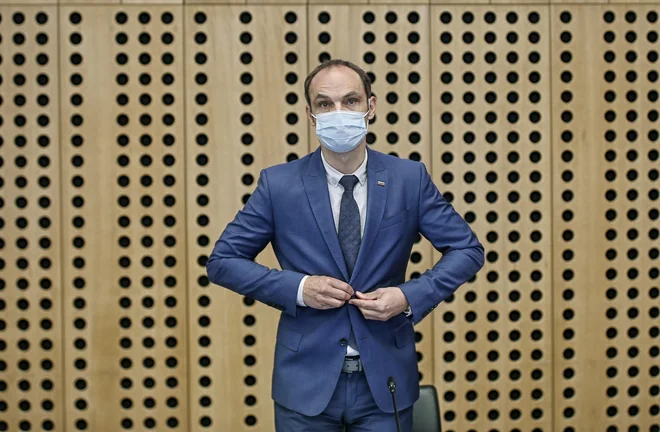 Zunanji minister govori o &raquo;izplenu našega predsedovanja&laquo;. Toda polletni mandat bo samo ojačevalec sramotnega početja slovenske vlade.<br />
Foto Blaž Samec/Delo