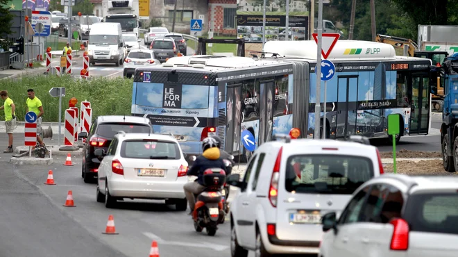 Pametni asistenčni sistemi, ki komunicirajo z infrastrukturo in/ali drugimi avtomobili, zmanjšajo prometne zamaške. FOTO: Roman Šipić/Delo