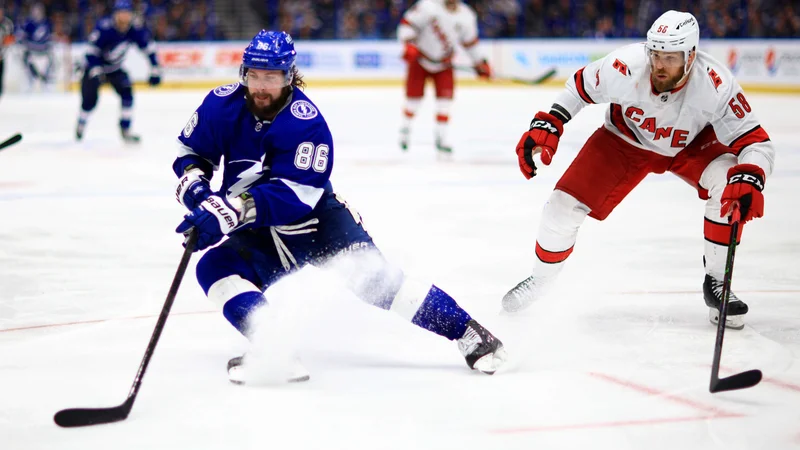 Fotografija: Nikita Kučerov (levo) prodira ob Janiju Hakanpääju na prvem medsebojnem obračunu v letošnji končnici, ki ga je gostila Tampa. FOTO: Mike Ehrmann/AFP