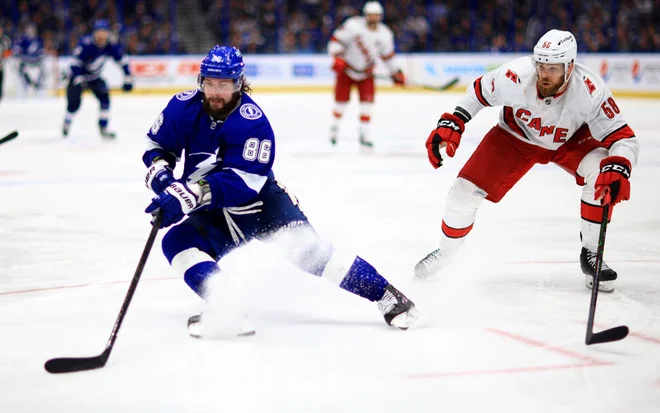 Nikita Kučerov (levo) prodira ob Janiju Hakanpääju na prvem medsebojnem obračunu v letošnji končnici, ki ga je gostila Tampa. FOTO: Mike Ehrmann/AFP