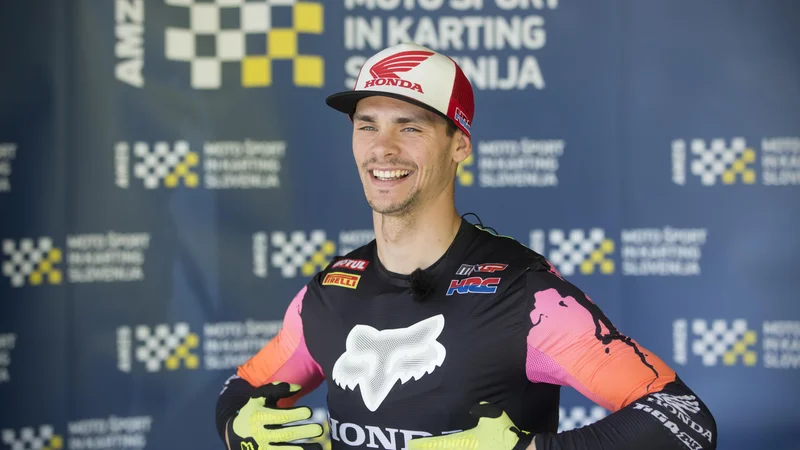 Fotografija: Tim Gajser na novinarski konferenci pred začetkom prihajajoče sezone. FOTO: Jure Eržen/Delo