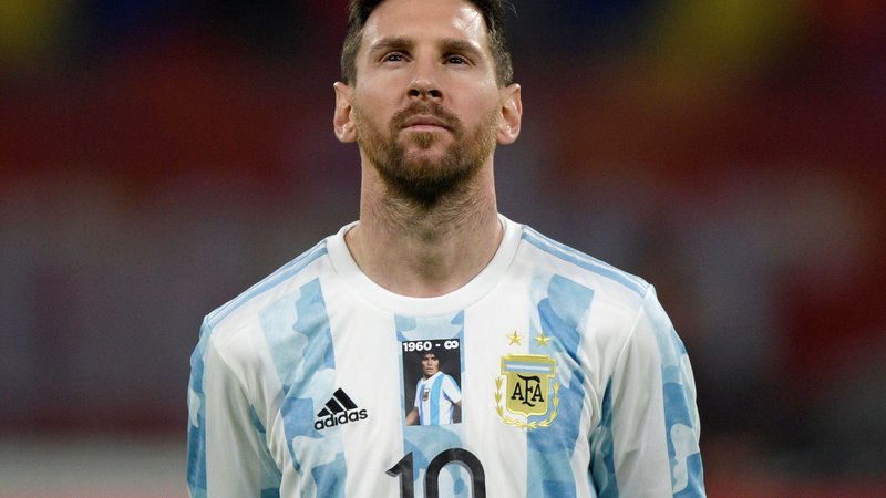 Fotografija: Messi je z rojaki igral v posebnih dresih, na katerih je bila tudi podoba Maradone. FOTO: Juan Mabromata/Reuters