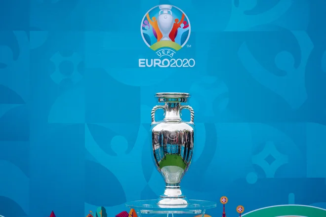 Pokal Henrija Delaunaya, ki je nazadnje končal v rokah Portugalcev s Cristianom Ronaldom na čelu. FOTO: Niklas Halle&#39;n/AFP