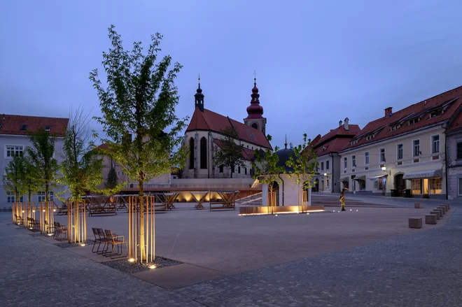 Ker se lepota trgov skriva prav v odprti praznini in ker delujejo kot nekakšen oder, kjer se vse odvija, so s to mislijo zasnovali tudi elemente in rastje na njem. FOTO: Miran Kambič