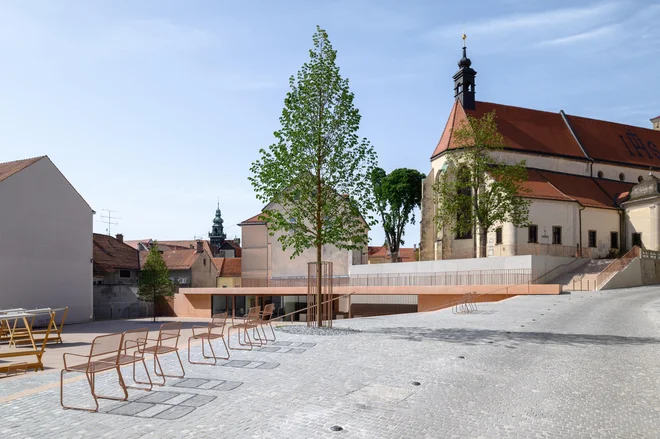 Ker se lepota trgov skriva prav v odprti praznini in ker delujejo kot nekakšen oder, so s to mislijo zasnovali tudi elemente in rastje na njem. FOTO: Miran Kambič