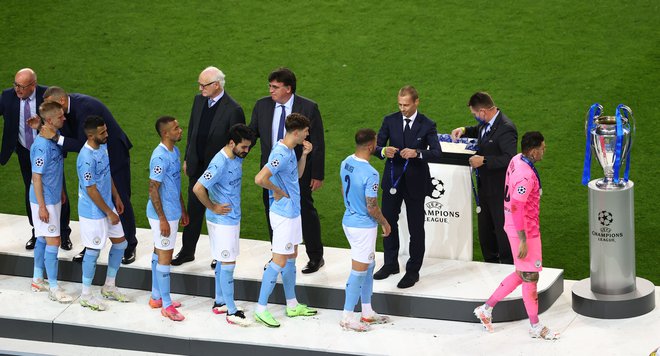 Nogometaše Manchester Cityja je takole tolažil tudi Uefin predsednik Aleksander Čeferin. FOTO: Michael Steele/Reuters