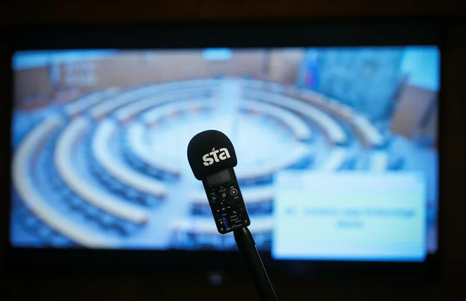 Smo res privolili v to, da obstaja alternativna resnica? Na STA ne.<br />
FOTO: Jože Suhadolnik/Delo