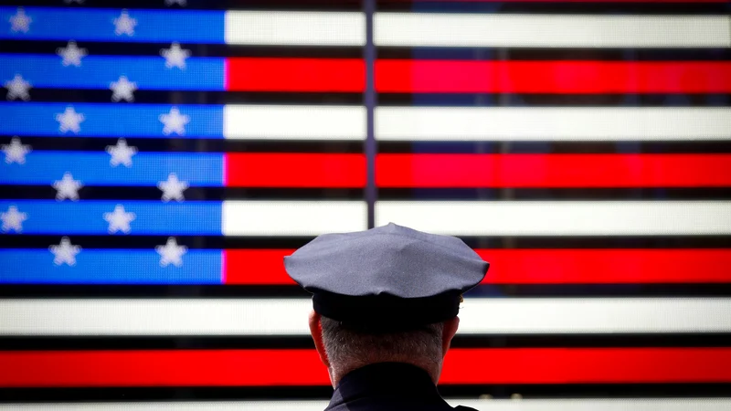 Fotografija: Newyorški policist Frank "Frankie-V" Viscione med prejemanjem priznanja na trgu Times Square. FOTO: Brendan Mcdermid/Reuters