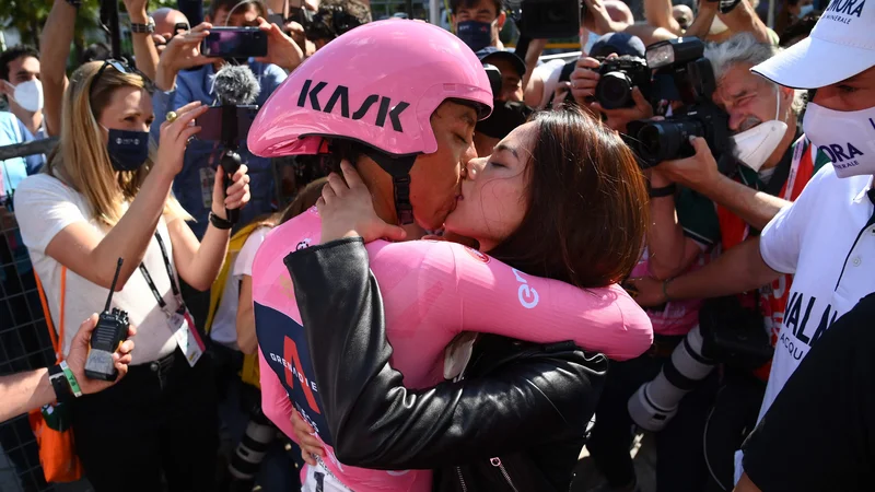 Fotografija: Egan Bernal in Maria Fernanda Gutierrez sta morala v karanteno. FOTO: Gian Mattia D'alberto/AFP