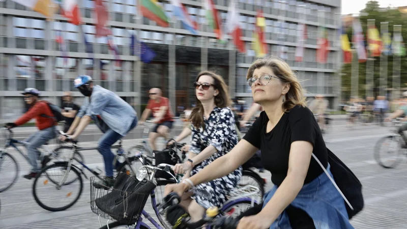 Fotografija: Protestniki so kolesarili pred Državnim zborom. FOTO: Voranc Vogel/Delo