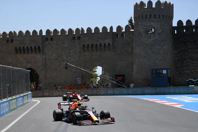 Sergio Perez je bil danes najhitrejši na slikoviti ulični progi v Bakuju. FOTO: Ozan Kose/AFP
