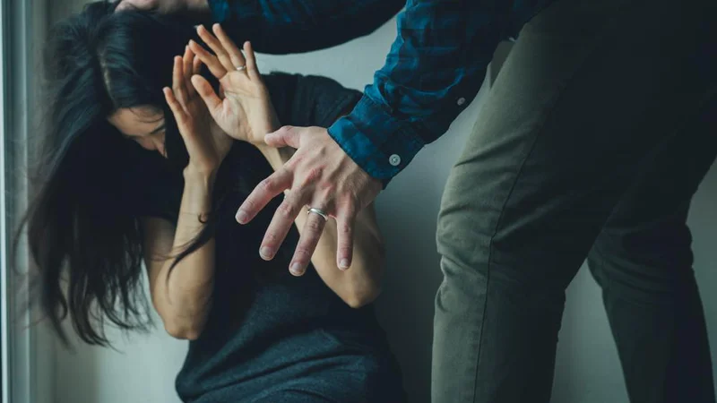 Fotografija: V društvu SOS telefon za ženske in otroke – žrtve nasilja opažajo, da se razmere že več let slabšajo. FOTO Panitanphoto/Shutterstock