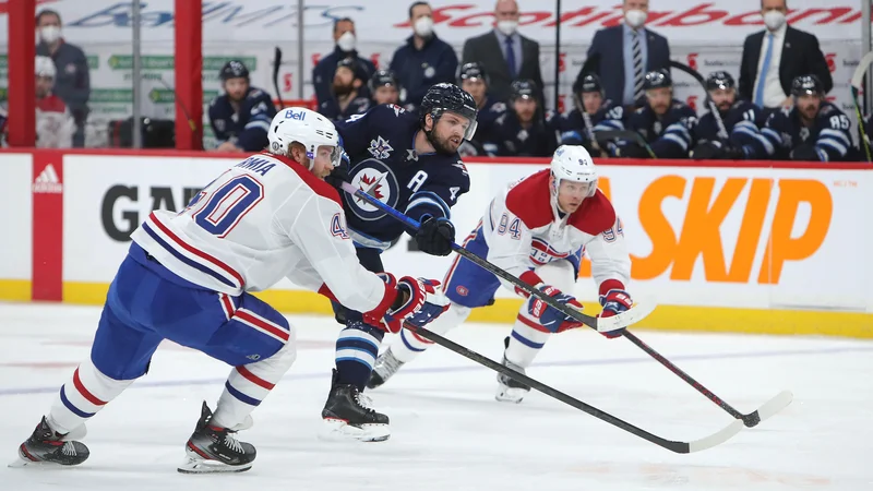 Fotografija: Josh Morrissey prodira med Joelom Armio (št. 40) in Coreyjem Perryjem. FOTO: Jason Halstead/AFP