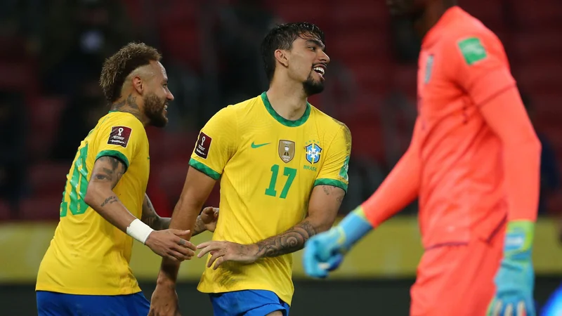 Fotografija: Neymar in Lucas Paqueta (desno) po zadnjem golu na tekmi z Ekvadorjem, za katerega je poskrbel zvezdnik PSG. FOTO: Diego Vara/Reuters