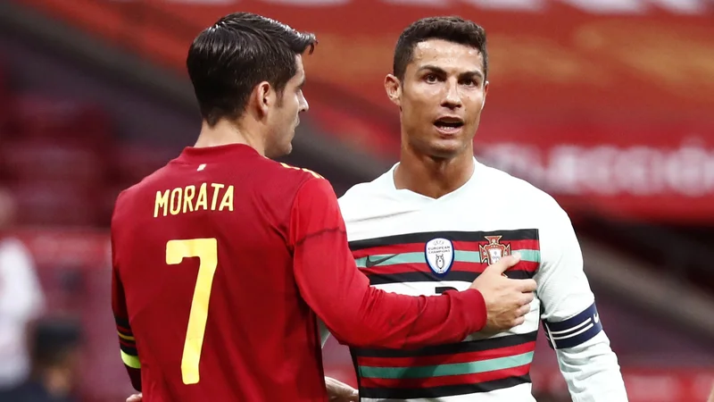 Fotografija: Alvaro Morata in Cristiano Ronaldo med tekmo v Madridu. V minuli sezoni sta sodelovala pri Juventusu, a ni nujno, da se bosta torinski dres še kdaj oblekla. FOTO: Sergio Perez/Reuters