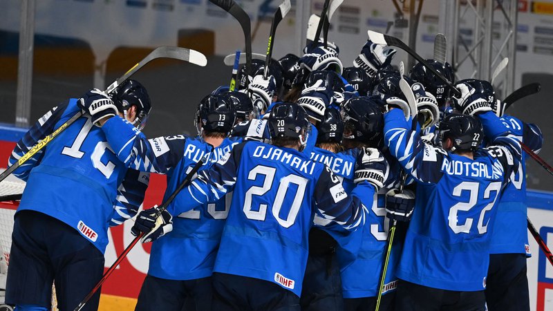 Fotografija: Finci so se takole veselili vnovične uvrstitve v veliki finale na svetovnem prvenstvu v hokeju na ledu. FOTO: Gints Ivuskans/AFP