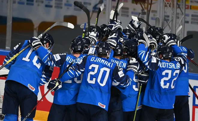 Finci so se takole veselili vnovične uvrstitve v veliki finale na svetovnem prvenstvu v hokeju na ledu. FOTO: Gints Ivuskans/AFP