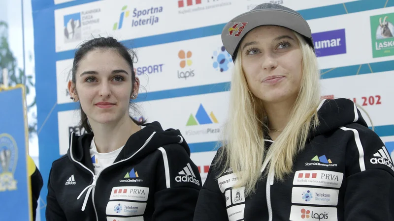 Fotografija: Mia Krampl (levo) je tokrat ugnala Janjo Garnbret. FOTO: Mavric Pivk/Delo