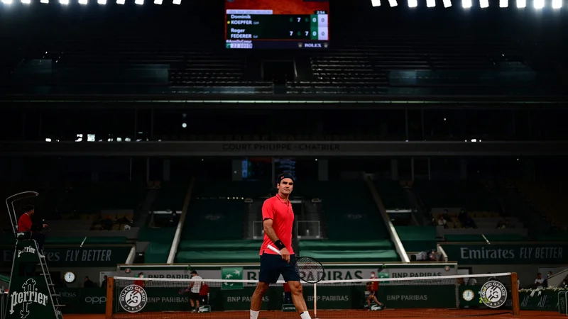 Fotografija: Dvoboj Rogerja Federerja (na fotografiji) in Dominika Köpferja se je močno zavlekel. FOTO: Martin Bureau/AFP