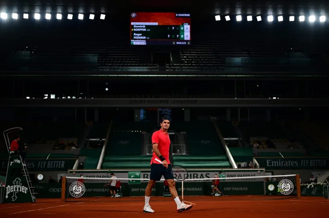 Dvoboj Rogerja Federerja (na fotografiji) in Dominika Köpferja se je močno zavlekel.&nbsp;FOTO: Martin Bureau/AFP