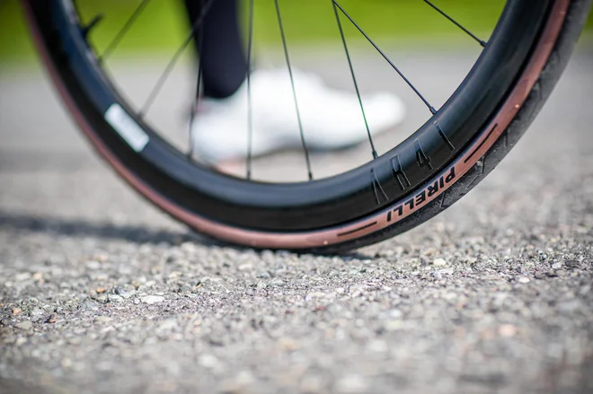 Pnevmatike so širše, a ne preširoke. FOTO: Shutterstock