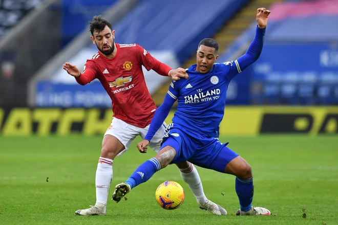 Youri Tielemans (desno) med obračunom s članom portugalske reprezentance Brunom Fernandesem na ligaški tekmi v Leicestru. FOTO: Glyn Kirk/AFP