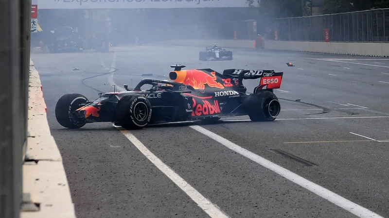 Fotografija: Max Verstappen je trčil v ogrado in končal dirko. FOTO: Natalia Kolesnikova/AFP