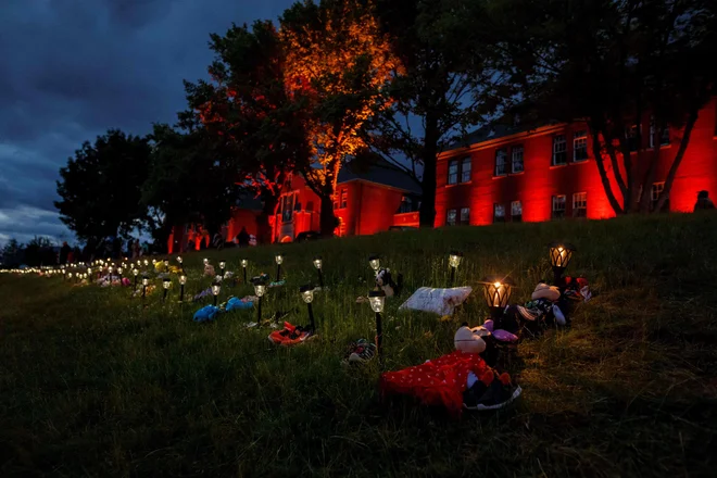 Odkritje trupel v nekdanjem internatu Kamloops za staroselske otroke v Britanski Kolumbiji je maja šokiralo kanadsko javnost. FOTO: Cole Burston/AFP