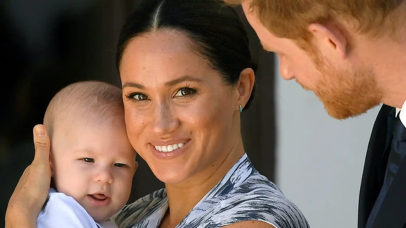 Fotografija: Prvorojenec Harryja in Meghan Archie, ki je 6. maja dopolnil dve leti, je dobil sestrico. FOTO: Toby Melville/Reuters