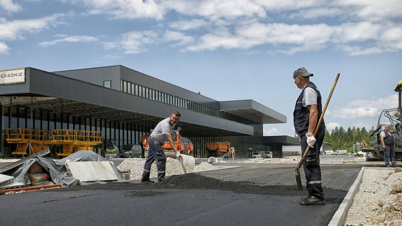 Fotografija: Nov terminal na ljubljanskem letališču. FOTO: Blaž Samec/Delo