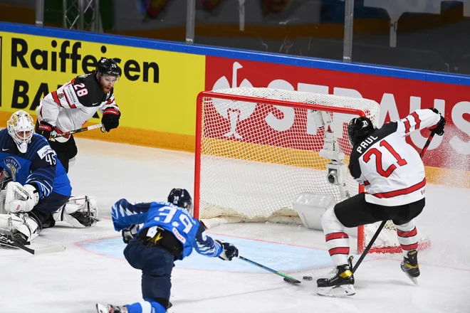 Kanadski napadalec Nick Paul (desno) je takole odločil zmagovalca finalne tekme. FOTO: Gints Ivuskans/AFP