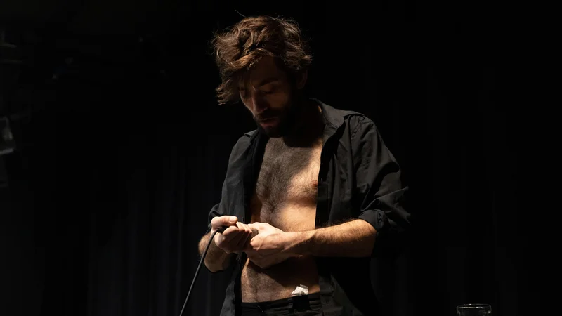 Fotografija: Vito Weis v Slabi družbi z osupljivo estetiko ustvari pregovorno čarovnijo gledališča. FOTO: Nada Žgank