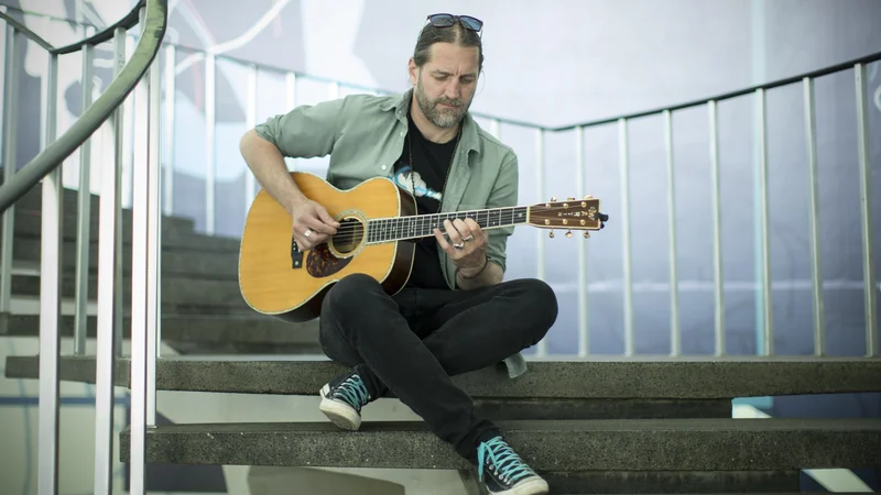 Fotografija: Matevž Šalehar - Hamo bo s skupino Tribute 2 Love kmalu izdal akustični album Iz4Kani skorlajv. FOTO: Jure Eržen/Delo