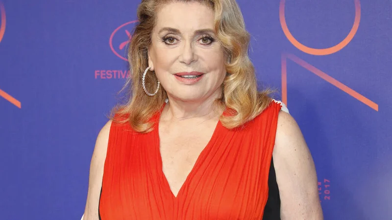 Fotografija: Francozinja Catherine Deneuve je velika diva, ki navdihuje domačo in tujo javnost z umetniško prezenco, nič manj pa tudi z načinom življenja.
Foto Hubert Boesl/Reuters