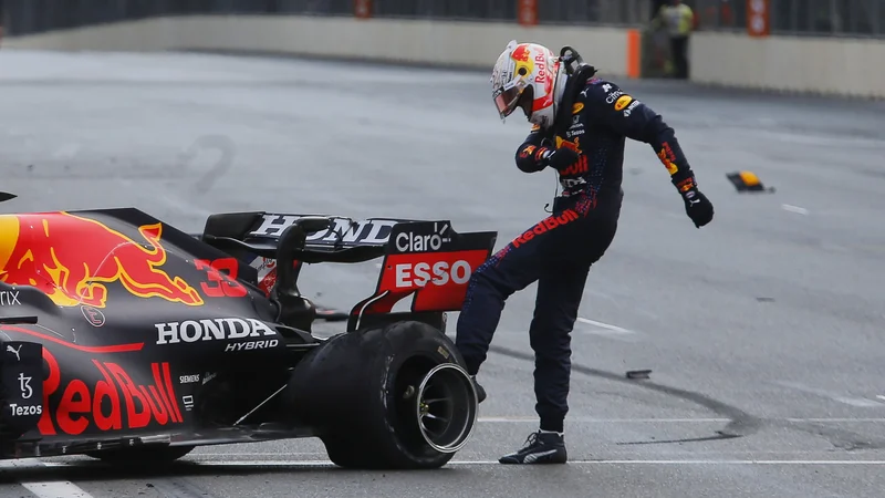 Fotografija: Max Verstappen je takole jezno brcnil počeno gumo, ki ga je ustavila na poti do zmage v Bakuju. FOTO: Anton Vaganov/Reuters