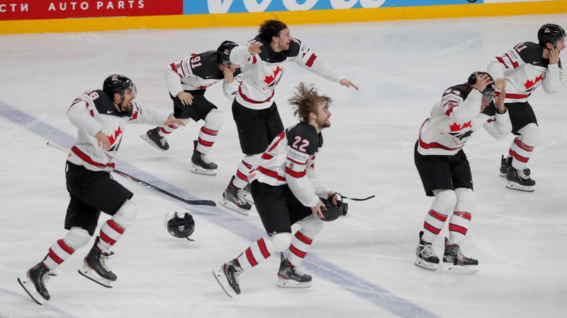 Fotografija: Kanadski hokejisti so si dali duška v trenutkih veselja ob naslovu svetovnih prvakov. FOTO: Vasilij Fedosenko/Reuters