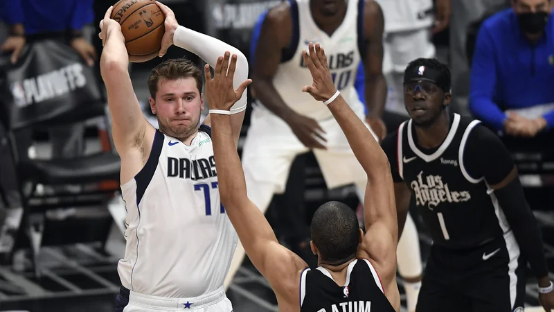 Fotografija: Luka Dončić in Nicolas Batum. FOTO: Kevork Djansezian/AFP