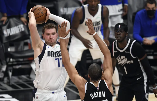 Luka Dončić in Nicolas Batum. FOTO: Kevork Djansezian/AFP