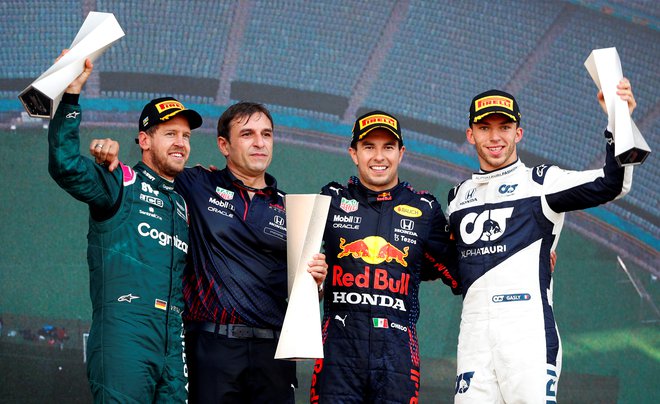 Zmagovalcu Sergiu Perezu (drugi z desne) sta se na veliki nagradi Azerbajdžana najbolj približala Sebastian Vettel (levo) in Pierre Gasly (desno). FOTO: Maxim Shemetov/Reuters