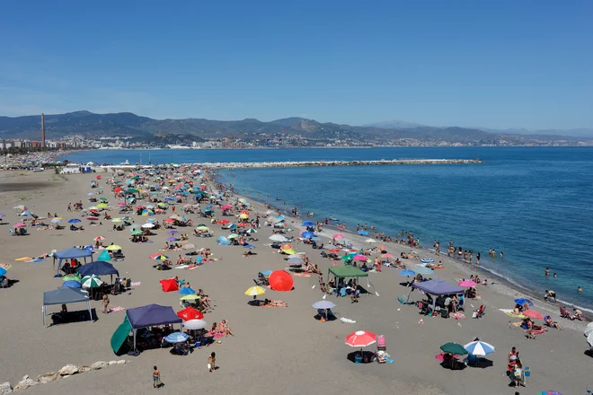 Špansko gospodarstvo, ki je močno odvisno od turizma, je pandemija močno prizadela. Španski BDP je lani padel za 10,8 odstotka. FOTO: Jon Nazca/Reuters