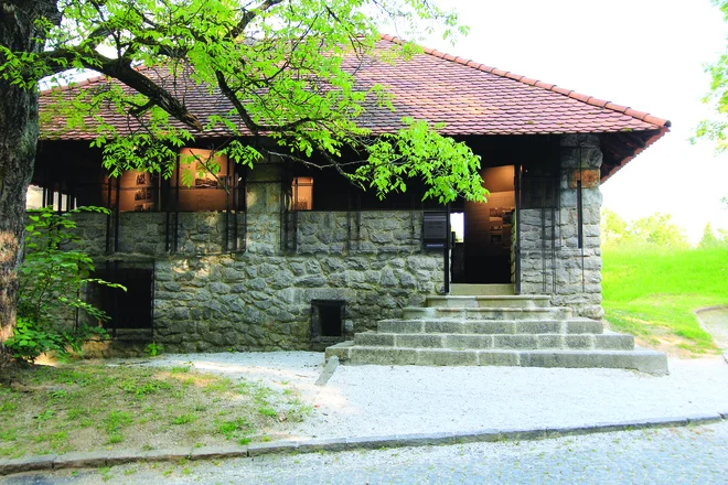 Plečnikova medalja za prispevek k bogatitvi arhitekturne kulture,<br />
prenova mežnarije na sv. Urhu: Iz težke teme druge svetovne vojne avtorja ustvarita posvečeno vzdušje, ki obiskovalcem omogoča močno prostorsko izkušnjo. FOTO: Arhiv Atelier arhitekti