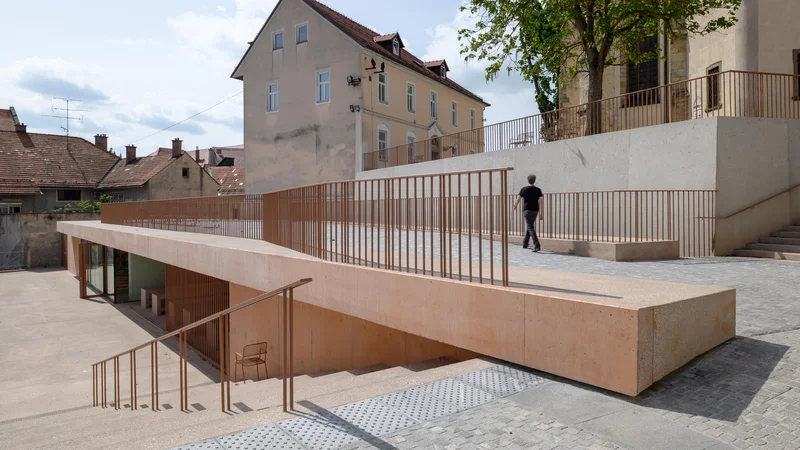 Fotografija: Plečnikova nagrada Tržnici Ptuj: Na mestu nekdanjega tržnega prostora, ki je zasedel prostor porušene vojašnice, se vzpostavlja nov urbani javni prostor, prostor trga in tržnice, in to tam, kjer kakovostnega javnega odprtega prostora ni bilo. FOTO: Miran Kambič