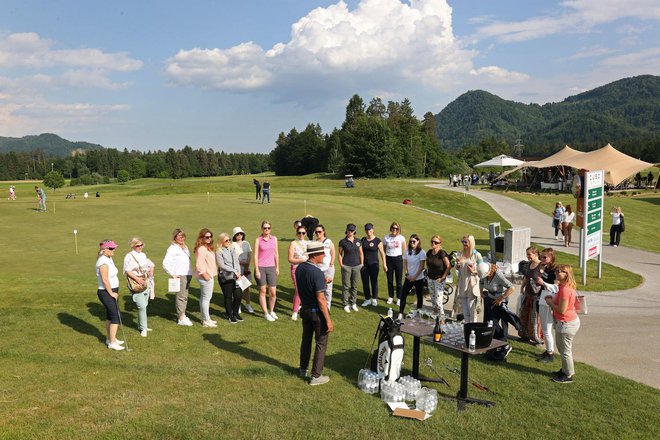 Golf že dolgo ni več samo igra za izbrance, ampak je dostopna širšemu krogu ljudi, ki radi uživajo v naravi, se gibajo in družijo. FOTO: Aleš Fevžer 