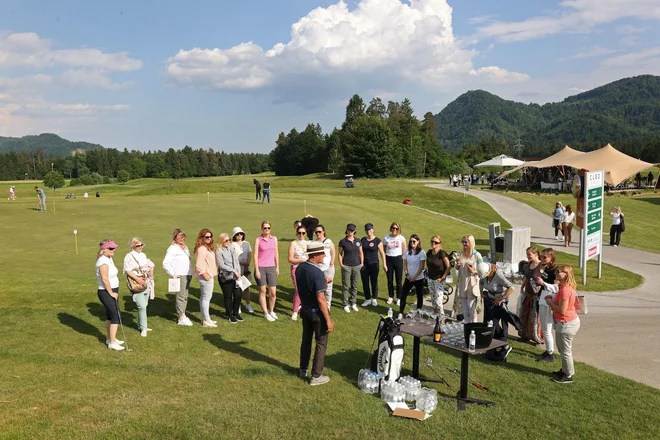 Golf že dolgo ni več samo igra za izbrance, ampak je dostopna širšemu krogu ljudi, ki radi uživajo v naravi, se gibajo in družijo. FOTO: Aleš Fevžer