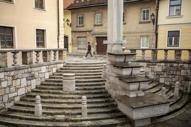 Slovenija izpolnjuje lastne kriterije zelene faze, enako pa ne velja za evropske kriterije, kjer smo še vedno v rdečem območju. Razmere v Avstriji so trikrat boljše kot pri nas. FOTO: Voranc Vogel/Delo