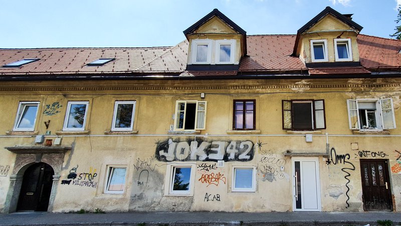 Fotografija: Izklicna cena polkletnega stanovanja na Emonski 12 je 51 tisočakov, drugega prostora pa 26.000 evrov. FOTO: Marko Feist/Slovenske novice