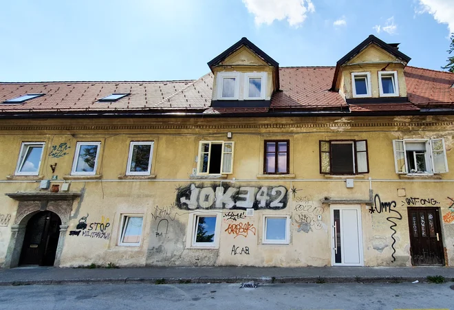 Izklicna cena polkletnega stanovanja na Emonski 12 je 51 tisočakov, drugega prostora pa 26.000 evrov. FOTO: Marko Feist/Slovenske novice